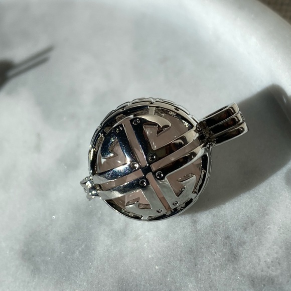 Medallion Pendant: Rose Quartz Cage - Picture 4 of 7